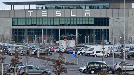 Nach dem Anschlag auf einen Strommast bleibt die Produktion beim US-Elektroautobauer Tesla in Grünheide bei Berlin bis voraussichtlich Ende nächster Woche unterbrochen. 
