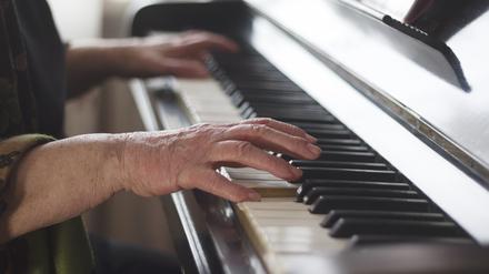 Die Ergebnisse zeigen, dass das Spielen eines Musikinstruments, insbesondere Klavier oder Keyboard, mit einer Verbesserung des Gedächtnisses und der Fähigkeit, komplexe Aufgaben zu lösen, verbunden ist.