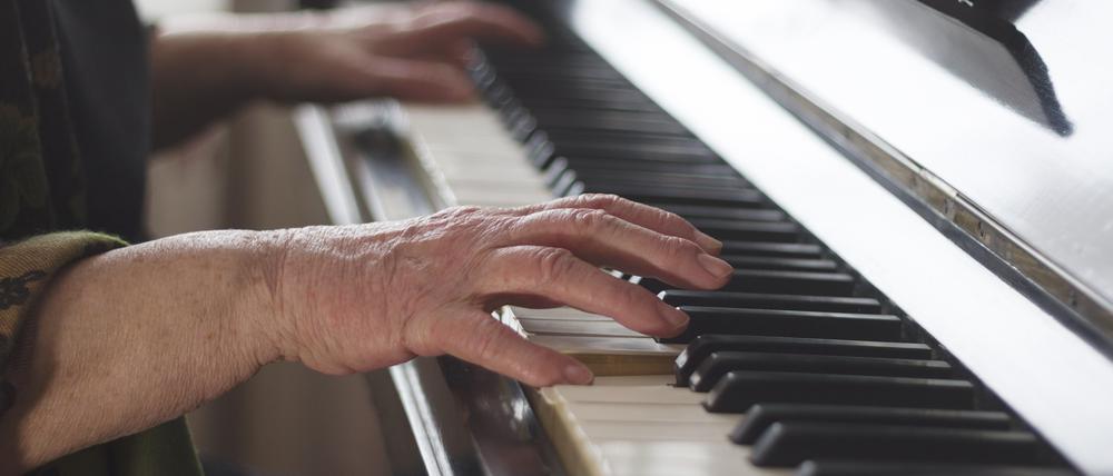 Die Ergebnisse zeigen, dass das Spielen eines Musikinstruments, insbesondere Klavier oder Keyboard, mit einer Verbesserung des Gedächtnisses und der Fähigkeit, komplexe Aufgaben zu lösen, verbunden ist.