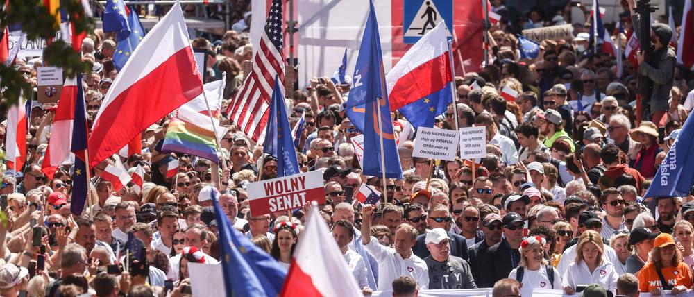 Hunderttausende zogen am 4. Juni durch Warschau, um gegen die Regierung zu protestieren.