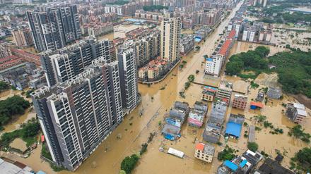 Überflutete Straßen und Gebäude in Qingyuan in der südchinesischen Provinz Guangdong. 
