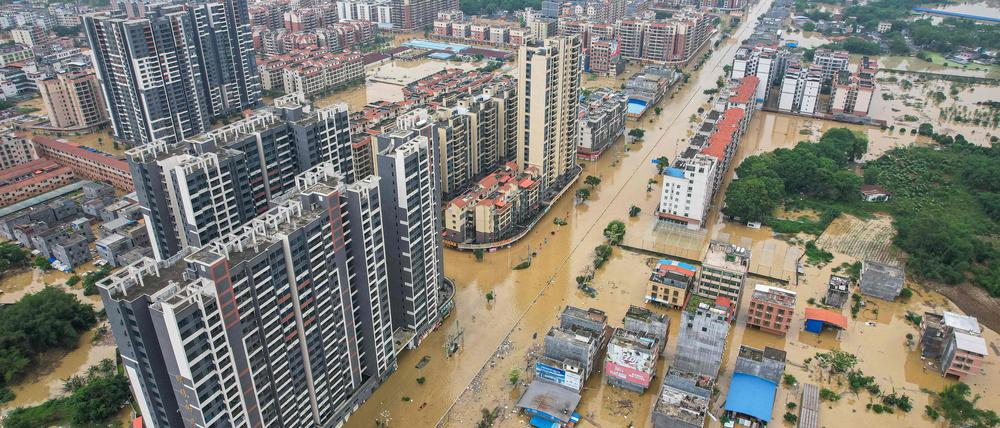 Überflutete Straßen und Gebäude in Qingyuan in der südchinesischen Provinz Guangdong. 