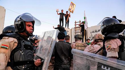 Anhänger des Klerikers  Moqtada al-Sadr vor dem Sturm auf die schwedische Botschaft in Bagdad.