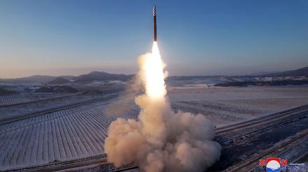 Dieses undatierte Bild, das von Nordkoreas offizieller Korean Central News Agency (KCNA) am 19. Dezember 2023 veröffentlicht wurde, zeigt den Teststart einer Hwasongpho-18 Interkontinentalrakete (ICBM) an einem nicht genannten Ort in Nordkorea. 