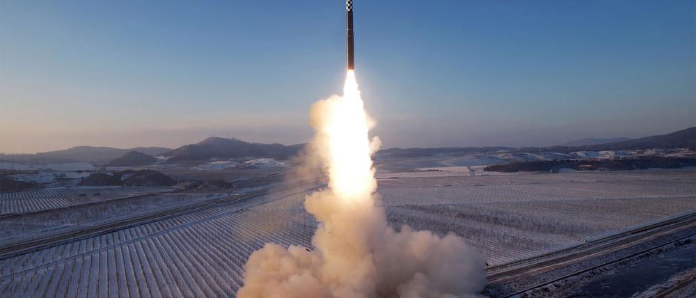 Dieses undatierte Bild, das von Nordkoreas offizieller Korean Central News Agency (KCNA) am 19. Dezember 2023 veröffentlicht wurde, zeigt den Teststart einer Hwasongpho-18 Interkontinentalrakete (ICBM) an einem nicht genannten Ort in Nordkorea. 