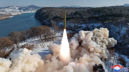 Ein Foto des Raketenstarts, das die nordkoreanische Nachrichtenagentur geliefert hat.