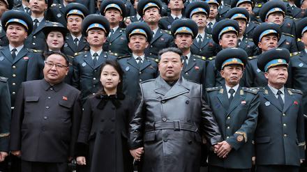 Dieses von Nordkoreas Nachrichtenagentur (KCNA) veröffentlichte Bild zeigt Nordkoreas Staatschef Kim Jong Un (M) und seine Tochter (2. v. l.) bei dem Besuch der Nationalen Behörde für Luft- und Raumfahrttechnik am 23. November 2023.