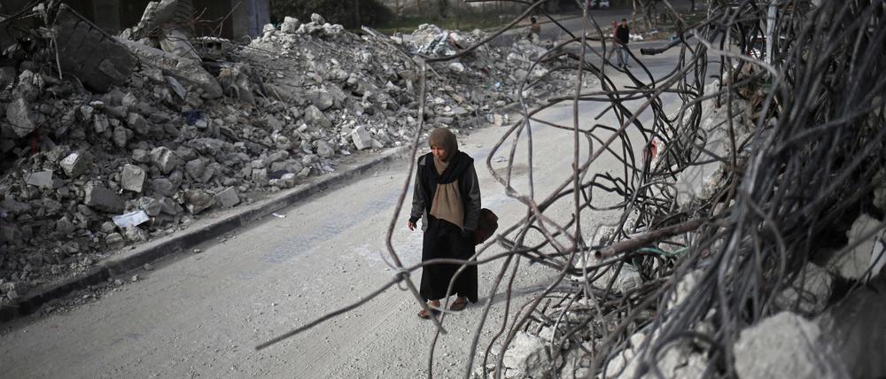 Eine Palästinenserin geht am 3. März 2024 in Rafah im südlichen Gazastreifen an den Trümmern von Häusern vorbei. 