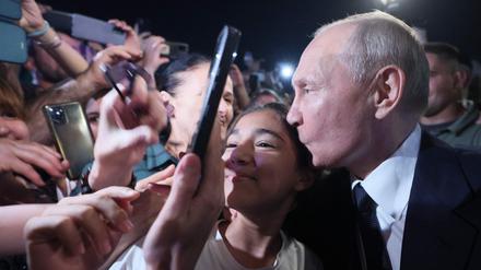 Russlands Präsident Wladimir Putin bei einem Selfie mit einem jungen Mädchen in Dagestan.