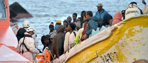 Ein Boot mit Migranten in einem Hafen auf den Kanarischen Inseln.