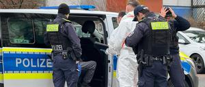  Polizeibeamte sprechen mit einem Mann der in einem Polizeifahrzeug sitzt. Ein 71-jähriger Mann ist nach dem gewaltsamen Tod seiner Ehefrau in Berlin-Hellersdorf festgenommen worden. 