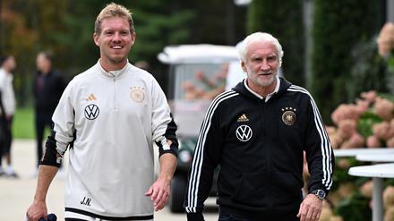 Lernen von den Alten? Rudi Völler (r., mit Bundestrainer Julian Nagelsmann) hat sein Debüt als Teamchef 2000 mit 4:1 gewonnen. 