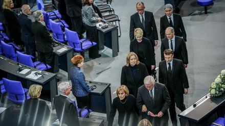 Schäubles Frau Ingeborg am Arm von Bundespräsident Steinmeier, dahinter Bundestagspräsidentin Bas, Frankreichs Präsident Macron, Bundesratspräsidentin Schwesig und  Kanzler Scholz.