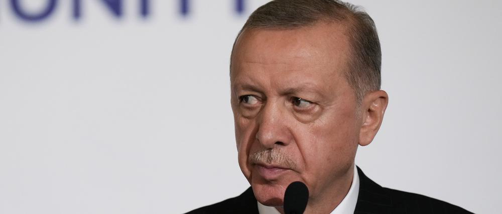 Recep Tayyip Erdogan, Präsident der Türkei, spricht während einer Pressekonferenz nach dem Treffen der Europäischen Politischen Gemeinschaft auf der Prager Burg. 