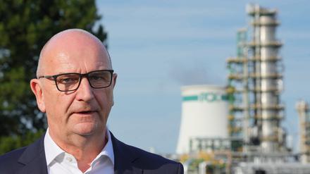 Regierungschef Dietmar Woidke vor Ort in der Raffinerie, im Sommer 2023 