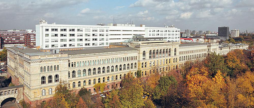 Das Hauptgebäude der Technischen Universität Berlin, Blick vom Physik-Neubau.