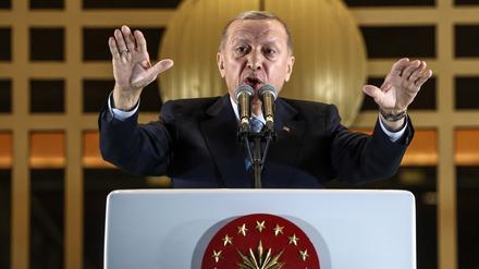 Präsident Erdogan spricht nach seinem Sieg vor seinen Anhängern in Ankara.