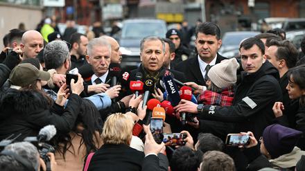 Höchste Alarmbereitschaft: Ali Yerlikaya, der türkische Innenminister, während einer ersten Pressekonferenz nahe der Kirche, die Schauplatz des Verbrechens wurde. 