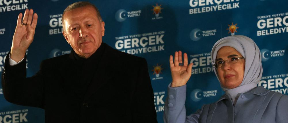 Der türkische Präsident Recep Tayyip Erdogan neben seiner Ehefrau
