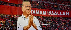 AKP-Anhänger mit einem Plakat von Präsident Recep Tayyip Erdogan in Istanbul.
