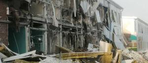 Ein Blick auf das nach dem ukrainischen Drohnenangriff zerstörte Gebäude in Tatarstan.