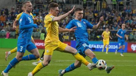 Der ukrainische Nationalspieler Viktor Tsygankov (Mitte) beim EM-Qualifikationsspiel gegen Island im polnischen Breslau
