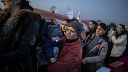 Verzweifelt. Frauen aus der Ukraine warten mit ihren Kindern warten kurz hinter der Grenze zur Ukraine, darauf, von Helfern in Empfang genommen zu werden. 