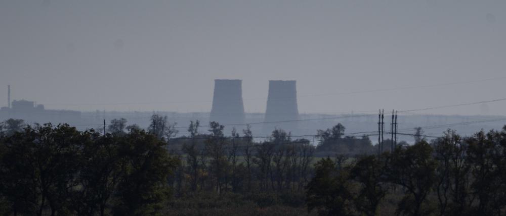 Das Kernkraftwerk Saporischschja ist aus einer Entfernung von etwa zwanzig Kilometern zu sehen (Archivbild)
