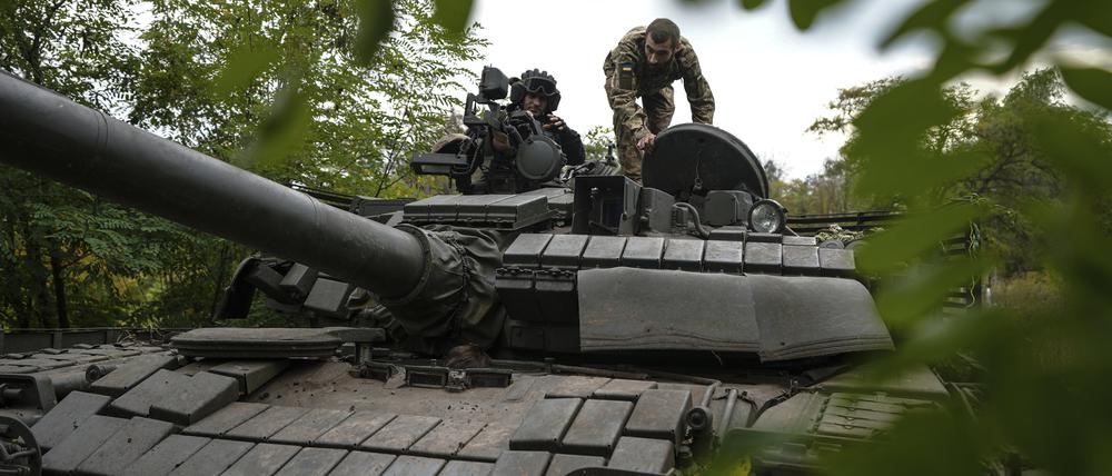 Ukrainischen Truppen fielen mit den russischen Hinterlassenschaften auch moderne T-80-Panzer in die Hände.