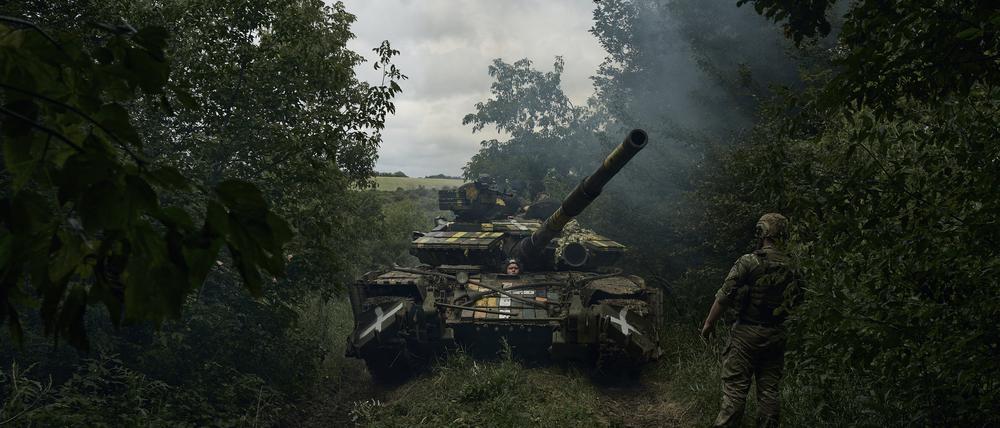  Ein ukrainischer Panzer rückt in Richtung einer Stellung bei Bachmut vor.