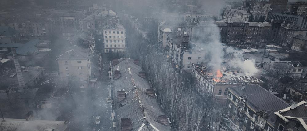 Rauch steigt aus brennenden Gebäuden in einer Luftaufnahme von Bachmut auf.