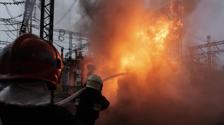 Feuerwehrleute versuchen am 22. März, einen Brand in einem Elektrizitätswerk nach einem russischen Angriff zu löschen.