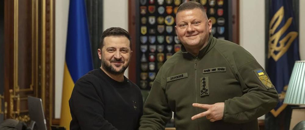 Auf diesem vom Pressebüro des ukrainischen Präsidenten zur Verfügung gestellten Foto schütteln sich Wolodymyr Selenskyj und Walerij Saluschnyj die Hände. 