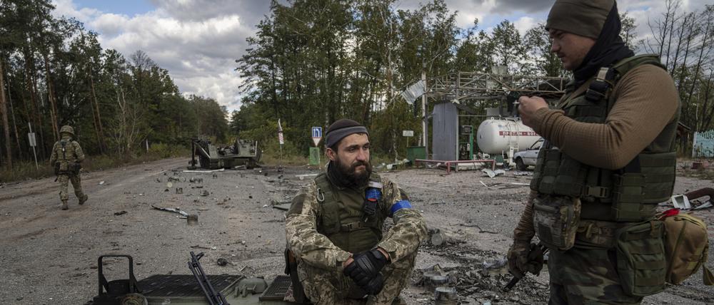 Ukrainische Soldaten in der kürzlich zurückeroberten Stadt Lyman, Ukraine.
