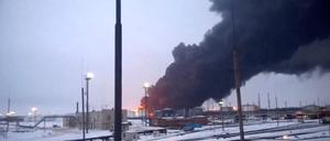 Rauch steigt nach einem Angriff auf eine Raffinerie in Ryazan auf.