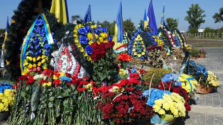 Eine Reihe mit ganz neuen Gräbern getöteter ukrainischer Soldaten auf einem Friedhof der Kleinstadt Boryspil nahe Kiew. 