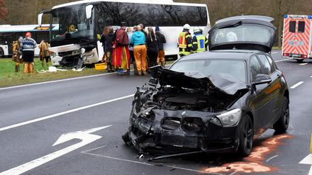 In der Nähe von Seligenstadt (Kreis Offenbach) hat sich am Rosenmontag ein Verkehrsunfall ereignet, in den nach ersten Angaben der Polizei ein Reisebus und ein Pkw verwickelt waren. Es soll mehrere Verletzte gegeben haben.