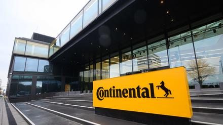 Ein Firmenlogo steht vor der neuen Unternehmenszentrale von Continental.