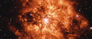 Der extrem massenreiche Wolf-Rayet-Stern WR 124. Der Staub könnte aus frühen Sternen entstanden sein, die als Supernova explodieren und dabei viel Kohlenstoff freisetzten.