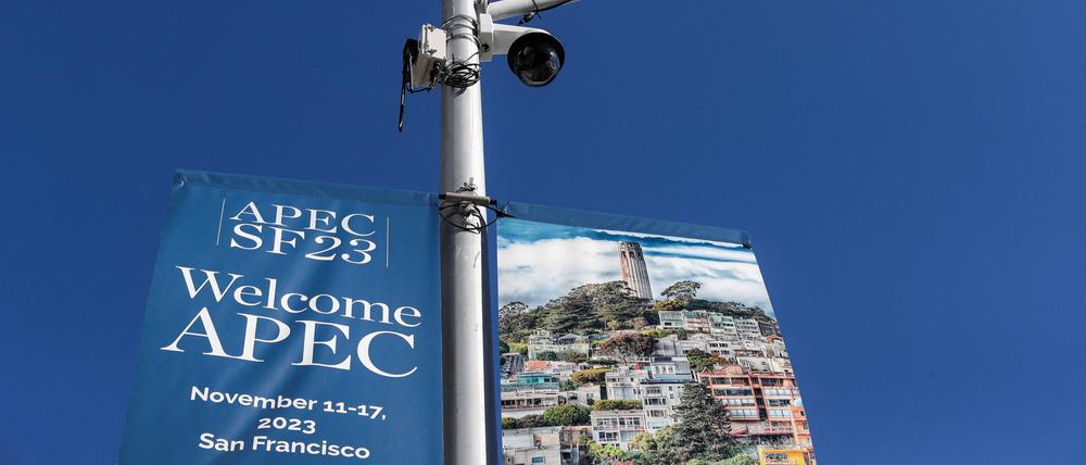 Eine Werbung für den Apec-Gipfel und eine Überwachungskamera in San Fransisco.