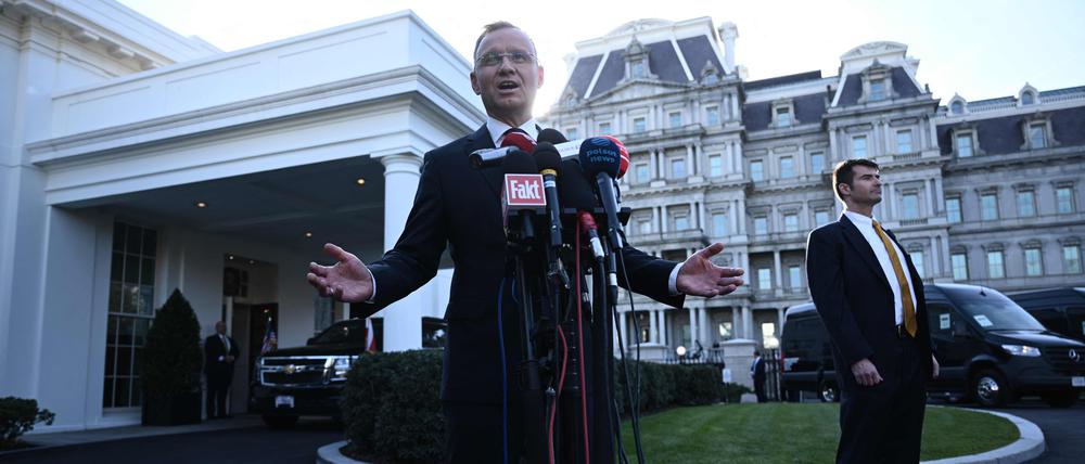 Polens Präsident Andrzej Duda gibt vor dem Oval Office ein Statement ab, nachdem er mit US-Präsident Joe Biden gesprochen hat.