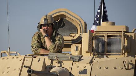 Ein US-Soldat lugt auf einer US-amerikanischen Militärbasis aus einem Kampffahrzeug. 