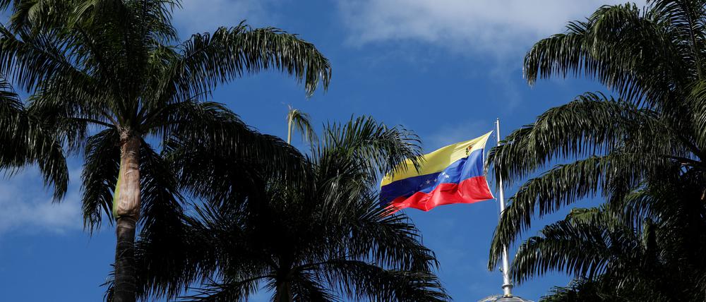 Eine venezolanische Flagge weht während einer Sondersitzung zur Unterstützung des Referendums über Venezuelas Rechte an der potenziell ölreichen Region Esequibo. 