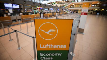 Hinweisschilder stehen am 05.02.2024 am Eingang zum Lufthansa Check-In im Terminal 2 im Airport Hamburg.