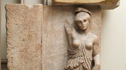 Verwundete Amazone vom großen Altar der Artemis in der unmittelbaren Nachbarschaft des Oktogon. Die Amazonen sind die mythologischen ersten Asylsuchenden im Artemistempel in Ephesos, wo auch Arsinoë IV. Asyl bekam.