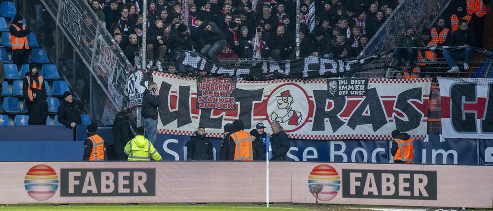 Zuschauer des VfB weigerten sich, eine Zaunfahne zu entfernen, die ein Fluchttor blockierte.