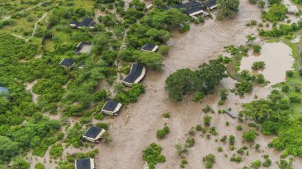 01.5.2024, Kenia, Narok: Luftaufnahme des überfluteten Maasai-Mara-Nationalreservats, in dem Dutzende von Touristen gestrandet sind.