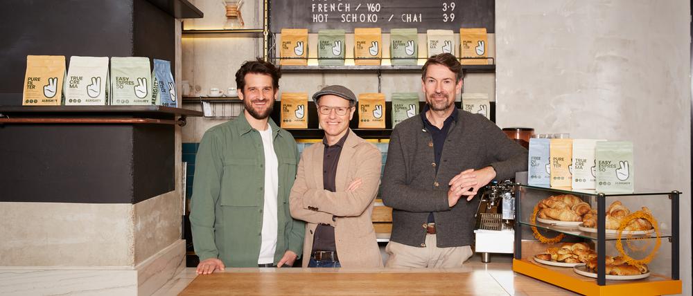 „Wir wollen unternehmerisch etwas anpacken, womit wir wirklich noch etwas bewegen können“, sagt Alrighty Coffee-Gründer Volker-Meyer-Lücke (ganz rechts), hier mit seinen Mitgründern Sebastian Kroth und Daniel-Rizzotti (von links).