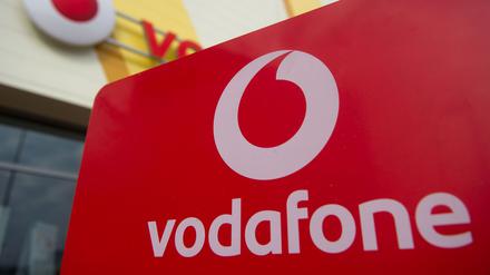 ARCHIV - Ein Aufsteller mit dem Logo des Mobilfunkanbieters Vodafone steht am 02.04.2013 vor einer Filiale des Unternehmens in Waltersdorf (Brandenburg). Foto: Tim Brakemeier/dpa (zu dpa «BGH prüft Verbraucher-Klage gegen Vodafone» vom 19.03.2015) +++(c) dpa - Bildfunk+++