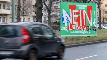 Plakat in der Wisbyer Straße in Berlin-Prenzlauer Berg wirbt für den Volksentscheid „Berlin 2030 Klimaneutral“. Gegner des Volksentscheids haben das Plakat großflächig mit „NEIN“ übermalt. 